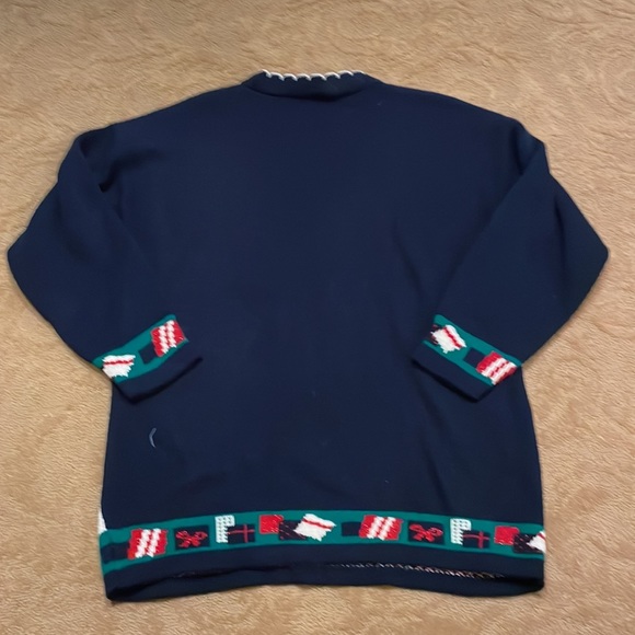 Vintage Christmas sweater. Labeled a size large - Picture 7 of 7